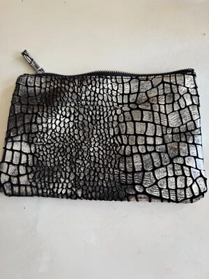  Bolsa de cuero con cremallera Liebeskind Foto 1 de 4