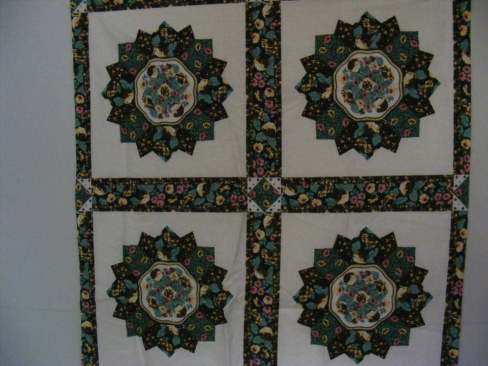 Panel de cuatro almohadas, "Salem Star marrón y verde", 35" x 36", material de mezcla de algodón Foto 1 de 1