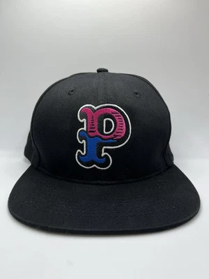 Gorra Ajustable Rosa Delfín Negra "P" Rosa/Azul Bordado Logo SnapBack Foto 1 de 4
