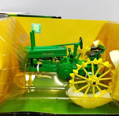 1/16 John Deere MODEL G Tractor Model - Image 1 of 4