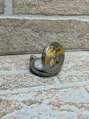 Reloj Bolsillo Geneva Cuarzo Dorado Color Plata Alas de Águila Extendidas Foto 1 de 4