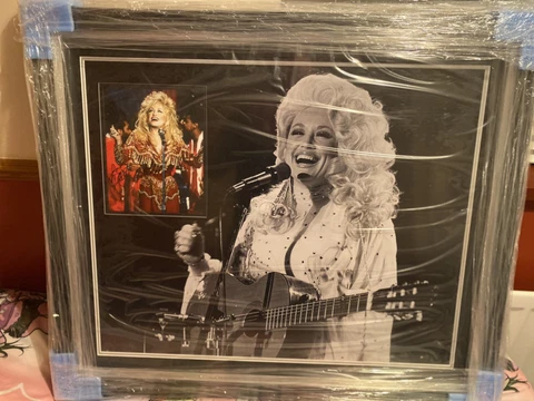 *** DOLLY PARTON SIGNED 10X8 PHOTO DISPLAY WITH COA *** Cover