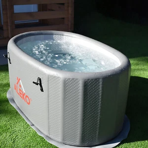 ALEKO Vasca da Bagno Gonfiabile Ghiaccio Freddo Portatile 59,1L x 31,5W con Coperchio - Foto 1 di 11