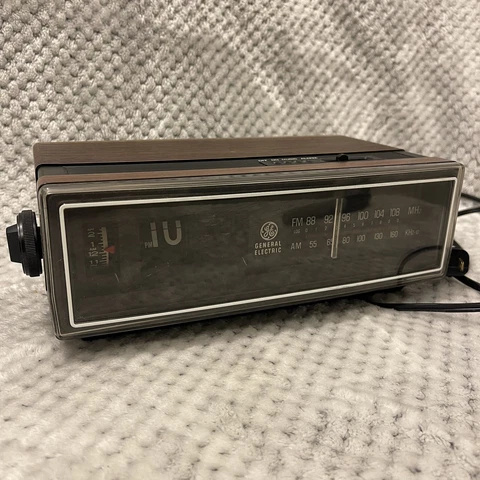 VTG 1980’s General Electric (GE) Flip Number Clock Radio: 7-4305D - For Parts! Cover
