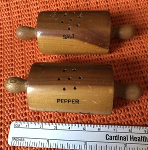 2er Set Salz & Pfefferstreuer Nudelhölzer Backen Niobrara NE Nebraska  - Bild 1 von 5