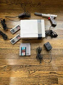 Nintendo NES-001 Console Bundle w/ Zapper 2Ctrls Duck Hunt-Gun Smoke-Top Gun