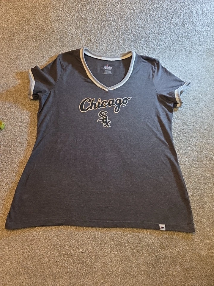 Camiseta feminina Chicago White Sox gola V XXL Majestic MLB beisebol cinza prata - Imagem 1 de 4