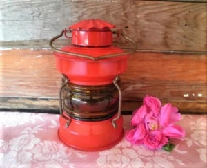 VINTAGE OIL LAMP KEROSENE LANTERN RED METAL AMBER GLASS 50'S-60'S RED LAMP LIGHT - Picture 1 of 8