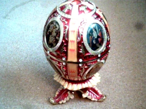Christian Easter Egg w/Baby Jesus Mary Joseph 5"tall red enameled? & gold trim - Picture 1 of 7