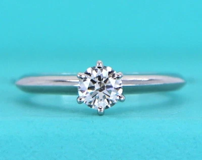 Обручальное кольцо с круглым бриллиантом Tiffany & Co Solitaire Platinum VVS1 0,36 карата 3750 долл. США - Изображение 1 из 4