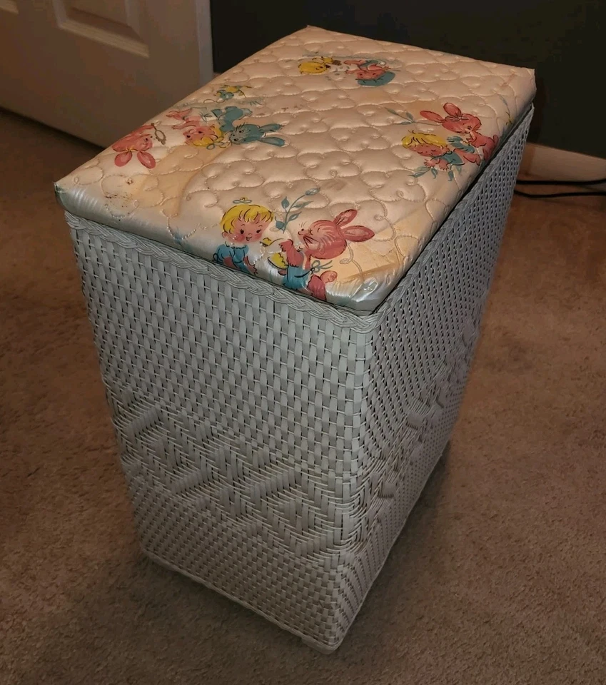 VTG Badger Wicker Woven Laundry Hamper Clothes Basket Ducks & Bunnies Nursery - Image 1 of 4