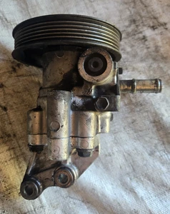 1998-2000 Lexus SC400 4.0L Power Steering Pump 44320-24090 - Picture 1 of 4