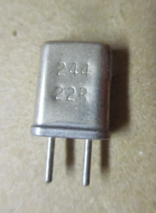 M-Tron 244 22R Radio Crystal 1/32" Diameter X 3/16" Spaced Pins Vintage - Zdjęcie 1 z 2