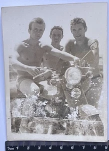 Shirtless Guys Bulge Muscle Affectionate Men With Motorcycle Gay Int #4839 - Imagen 1 de 3