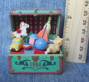 COFRE DE JUGUETE Vintage 1994 Enesco Árbol de Navidad Adorno ORN72 - Imagen 1 de 2