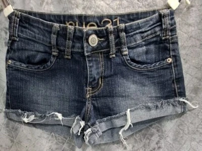 Bermuda jeans Rue 21 corte adolescente feminina tamanho 3/4 desgastada algemada lavagem escura bordada - Imagem 1 de 4