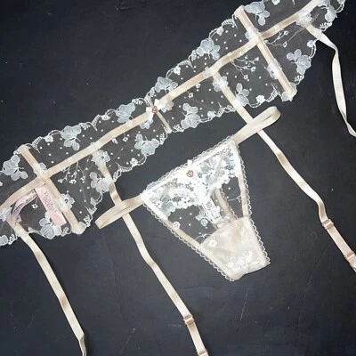 Victoria's Secret XS TANGA Panty+LIGO BEIGE BLANCO FLORAL BORDADO Cuentas Malla Foto 1 de 4