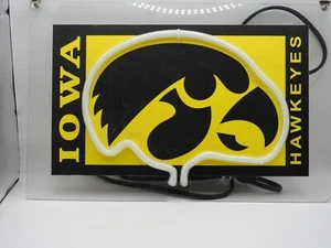 Luz de pared de neón Iowa Hawkeye 13 X 9 probada funciona encendida solo una vez para probar - Imagen 1 de 3