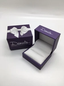 Daniel’s Jewelery Ring Box mit bedruckter Schleife - Bild 1 von 5