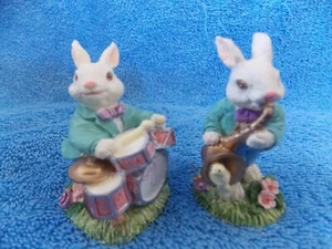 2 Stück Vintage Enesco Osterhase Hase spielt Trommeln & Horn Figur - Bild 1 von 6