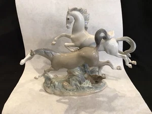 Grande statuina Lladro porcellana cavalli galoppo #4655 marcata made in Spain 12"h - Foto 1 di 17