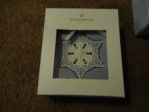 Wedgwood Jasperware Azul Blanco Perforado Copo de Nieve Adorno de Navidad TOTALMENTE NUEVO - Imagen 1 de 13