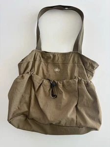 ALO Yoga Nylon Tragetasche - 13” x 15” grün - Bild 1 von 5