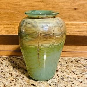 Vidrio artístico firmado por Tom Philabaum 1981 serie reptiliana verde jade oro iridiscente - Imagen 1 de 17