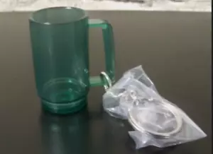Tazza Tupperware verde smeraldo con manico portachiavi - toni gioiello molto rara nuova - Foto 1 di 4
