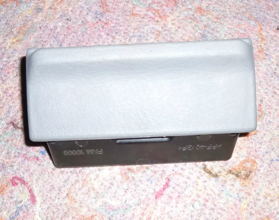 ROVER METRO &100 FRONT CENTRE ASHTRAY IN GREY   - Image 1 of 1