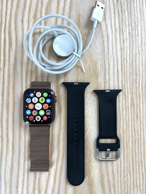 Apple Watch Series 8 GPS + Celular 45mm Caixa de Aço Inoxidável com  Bracelete Milanese Loop Ouro