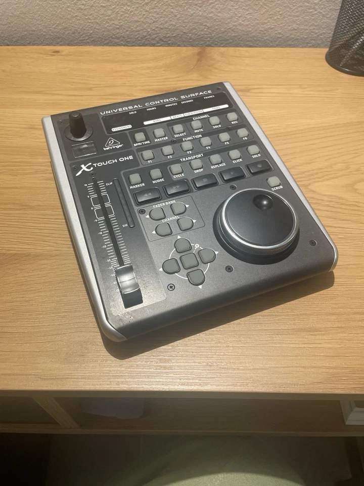 BEHRINGER X-Touch One - SUPERFICIE DI CONTROLLO UNIVERSALE CON FADER MOTORIZZATO - Immagine 1 di 4