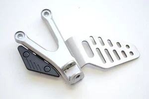 2010 YAMAHA YZF R6 FRONT LEFT HAND FOOTREST HANGER AND HEEL GUARD - Picture 1 of 6