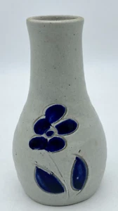Williamsburg Pottery Bud Vase Floral Blue Gray Pottery 4.5" Floral Cottage Core - Imagen 1 de 3