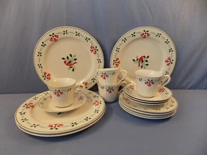 Nikko "Bells & Holly" 4 Place Settings (16 pieces) - Picture 1 of 8