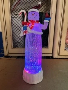 Pupazzo di neve illuminato a LED figura globo glitter con canna di caramelle - 12,25" - Foto 1 di 8