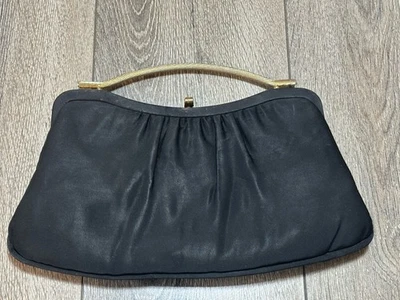 Cartera sin asas vintage años 50 después de cinco negra satinada latón estructurado cierre de asa Foto 1 de 4