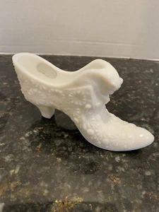 Vintage Fenton Art Glass Milk Glass Daisy and Button Cat Slipper Orig Sticker - Picture 1 of 6