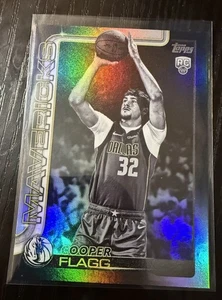 2025-26 Topps Basketball Cooper Flagg Blackout Parallelo Black Friday Target SP - Foto 1 di 2
