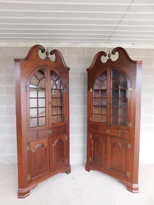 Gabinetes de esquina de caoba con puerta arqueada estilo georgiano Virginia Craftsmen - un par Foto 1 de 4
