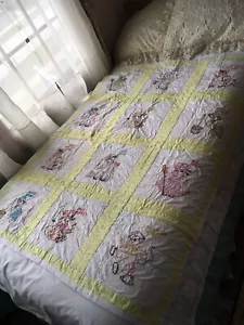 Neu Vintage Handarbeit gelb bestickt Kinderzimmer Reime Krippe Decke 42”x 54” - Bild 1 von 12
