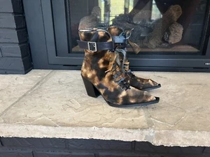 John Fluevog Swordfish kubistische Damen-Schnürstiefelette Cupcake Wüste Samt 9 - Bild 1 von 4