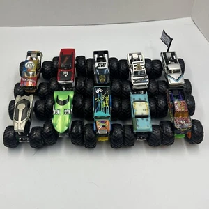 monster jam 1:64 lot Of 10 Alien Invasion, Avenger, Too School, Psychedelic Etc - Picture 1 of 11
