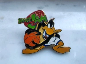Vintage SPACE JAM DAFFY DUCK Wincraft 1996 Collectible Enamel Pin Warner Bros - Picture 1 of 5