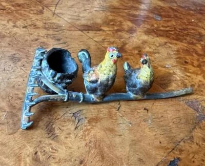 2 Pollo Gallina Gallo Su Rastrello Secchio Germania Heyde Figura Freddo Metallo - Immagine 1 di 4