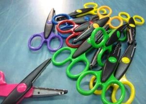 FORBICI FORBICE SAGOMATE VARI COLORI PER CARTA  -  LAMA 5 cm - Imagen 1 de 2