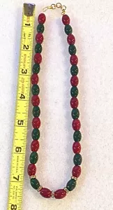 Collar hecho a mano de cuentas rojas verdes de Navidad con detalles de diamantes de imitación - Imagen 1 de 3