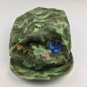 Girls Est. Sombrero de camuflaje verde Place 1989 talla 7-8 gorra Love Heart Bird - Imagen 1 de 5
