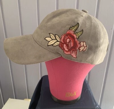 女式灰色麂皮绒刺绣玫瑰球帽、帽子 David & Young — 第 1/4 张图片