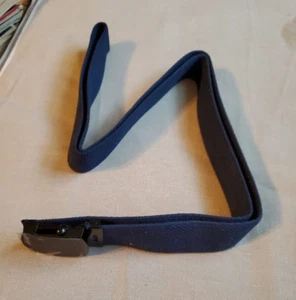 Cinturón 52"-54" L x 1-1/2" W tela azul, hebilla ajustable negra (con cubierta), sin marca - Imagen 1 de 4